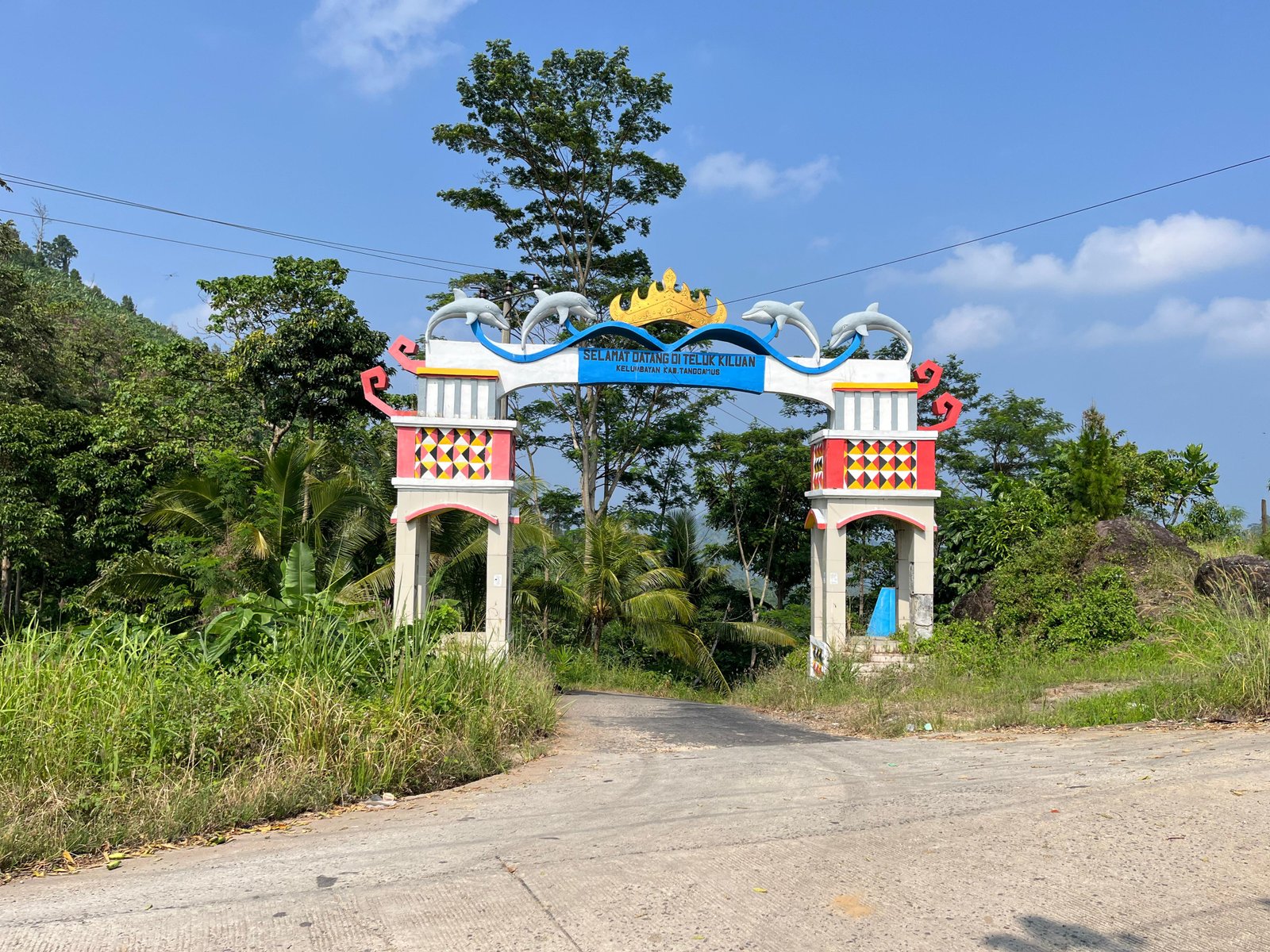 Gapura dengan latar laut